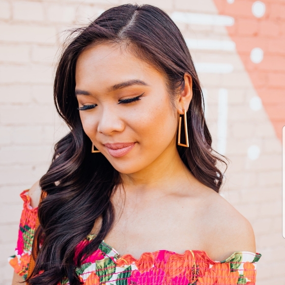 Kendra Scott, Easton, Gold Earrings - Picture 10 of 11